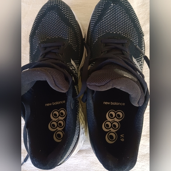 New Balance Black and White Athletic Shoes Sleek Design - Picture 3 of 7